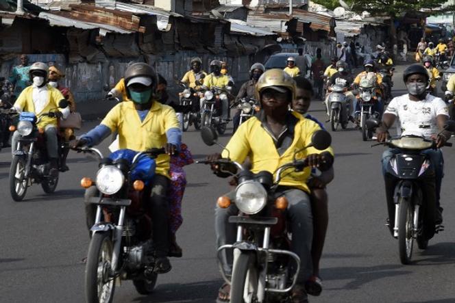 Des motos-taxis à Cotonou, en avril 2021.