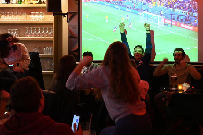 Des supporters français regardent le match France-Australie dans un bar près des Champs Elysées à Paris le 22 novembre 2022. 