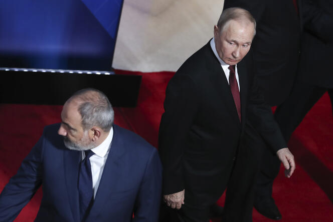 Le premier ministre arménien, Nikol Pachinian, et le président russe, Vladimir Poutine, lors du sommet de l’OTCS, à Erevan (Arménie), le 23 novembre 2022.