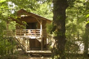 Une grande terrasse, un sauna… et le calme impénétrable de la forêt.