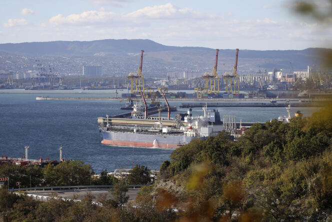 Un pétrolier russe attend dans le port de Novorossiysk, sur la côte russe de la mer Noire, le 11 octobre 2022.