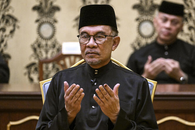 Le nouveau premier ministre malaisien, Anwar Ibrahim, lors de la cérémonie de prestation de serment au Palais national à Kuala Lumpur, en Malaisie, jeudi 24 novembre 2022. 
