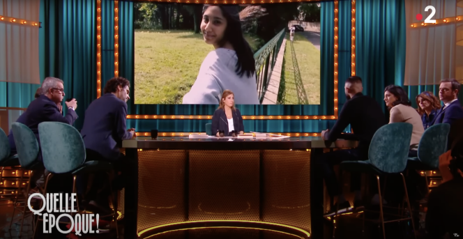 Sur le plateau de l’émission « Quelle Epoque ! » consacrée à Shaïna (sur l’écran) sur France 2, le 19 novembre 2022.