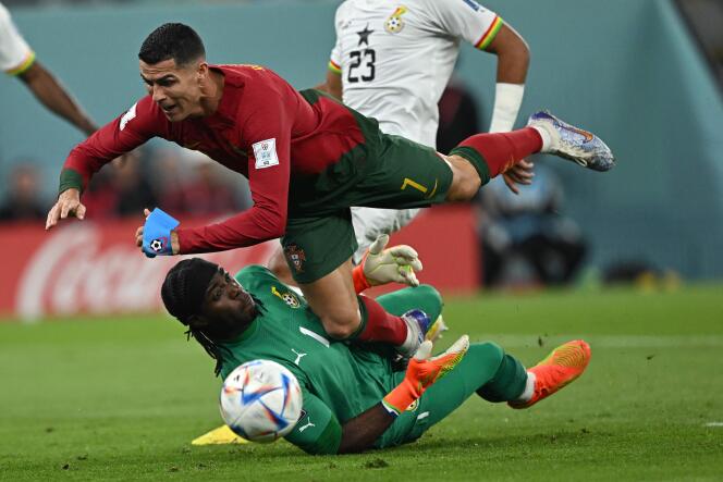 L’attaquant portugais Cristiano Ronaldo entre en collision avec le gardien de but ghanéen Lawrence Ati Zigi lors d’un match du groupe H de la Coupe du monde à Doha, le 24 novembre 2022.
