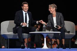 French Prime Minister Elisabeth Borne (R) reacts with Mayor of Cannes and president of the "France's Mayors' Association" (AMF) David Lisnard, during the 104th session of the Congress of Mayors organised by the "France's Mayors' Association" (AMF), in Paris, on November 24, 2022. (Photo by Alain JOCARD / AFP)