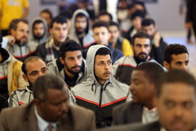 Des migrants de diverses nationalités sont rassemblés à l’intérieur du bâtiment abritant l’Agence de lutte contre la migration illégale à Tripoli, avant d’être expulsés vers leur pays d’origine, le 24 novembre 2022. 