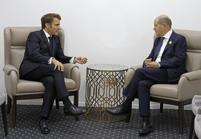 Emmanuel Macron et Olaf Scholz, lors d’une rencontre en marge du sommet sur le climat, à Charm El-Cheikh (Egypte), le 7 novembre 2022. 