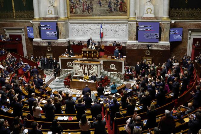 Des députés applaudissent l’adoption de la proposition de loi réécrite par LFI pour inscrire le droit à l’IVG dans la Constitution, à l’Assemblée nationale, le 24 novembre 2022. 