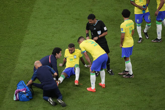 Neymar, entouré de ses coéquipiers, après sa blessure, lors de Brésil-Serbie, au stade Lusail, au Qatar, le 24 novembre 2022.