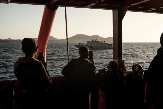 Des migrants à bord de l’« Ocean-Viking » avant leur débarquement à Toulon, le 11 novembre 2022.