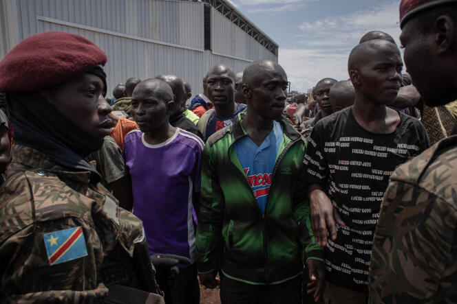 Le 14 novembre 2022, à l’aéroport de Goma, des centaines de volontaires son tréunis pour partir combattre la rébellion du Mouvement du 23 mars (M23) qui endeuille depuis des des années l’est de la République du Congo (RDC).