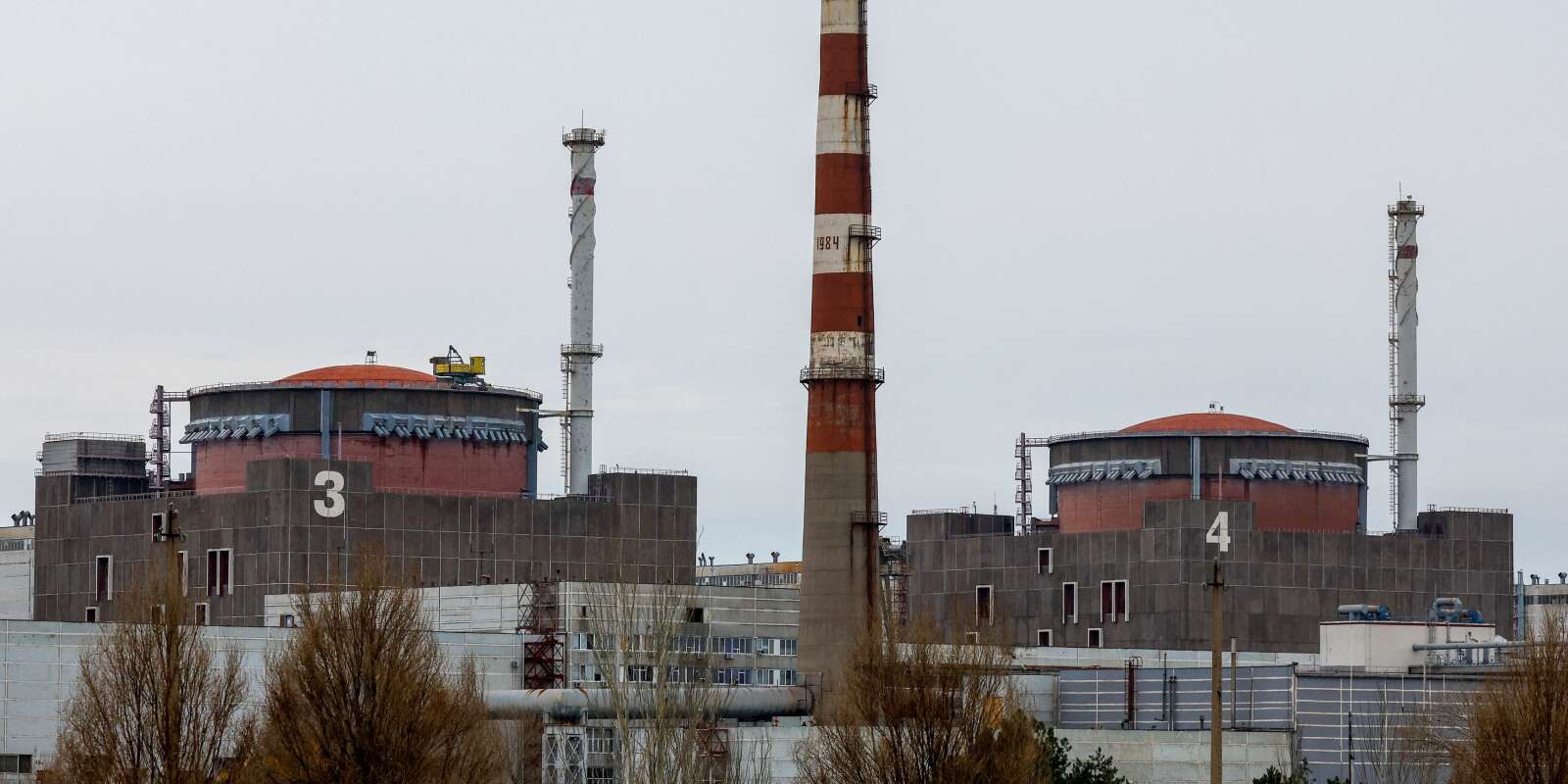 Vue sur la centrale nucléaire de Zaporijia à l’extérieur de la ville d’Enerhodar, en Ukraine, le 24 novembre 2022.