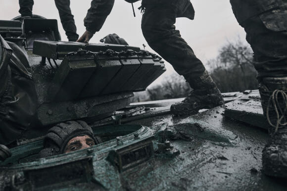 Un soldat ukrainien dans un char russe capturé sur la ligne de front dans la région de Donetsk, le 22 novembre 2022.