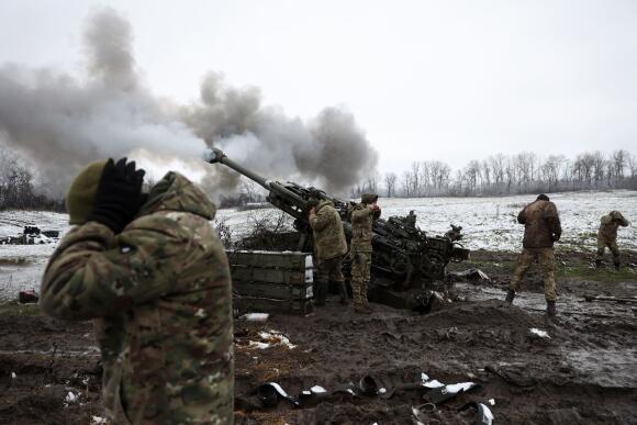 Des artilleurs ukrainiens tirent un obusier M777 en direction des positions russes sur la ligne de front de l’est de l’Ukraine, le 23 novembre 2022.