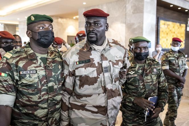 Le chef de la junte guinéenne, le colonel Mamady Doumbouya (au centre), à Conakry, en septembre 2021.