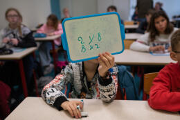 Un élève de sixième révise ses tables de multiplication lors d'un exercice au Collège Jean Moulin, Formerie (Oise), le 17 novembre 2022.