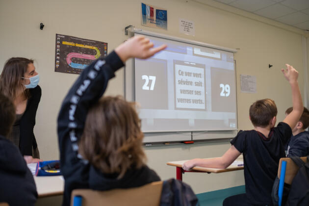 Des élèves de 6e lors d’un cours de lecture, dispensé lors de la pause méridienne par Marine Manzoni, professeure de français, dans le cadre du dispositif « 6e tremplin » au collège Jean-Moulin de Formerie (Oise), le 17 novembre 2022.
