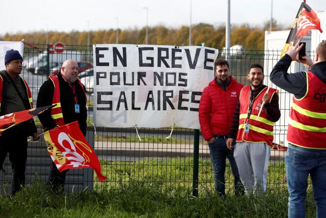 Stakende werknemers demonstreren voor het logistieke centrum van Amazon in Bretigny-sur-Orge, Essonne, 25 november 2022.