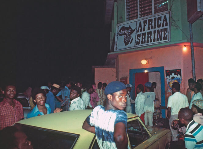 Devant le Shrine, le club de Fela, à Lagos, en 1975.
