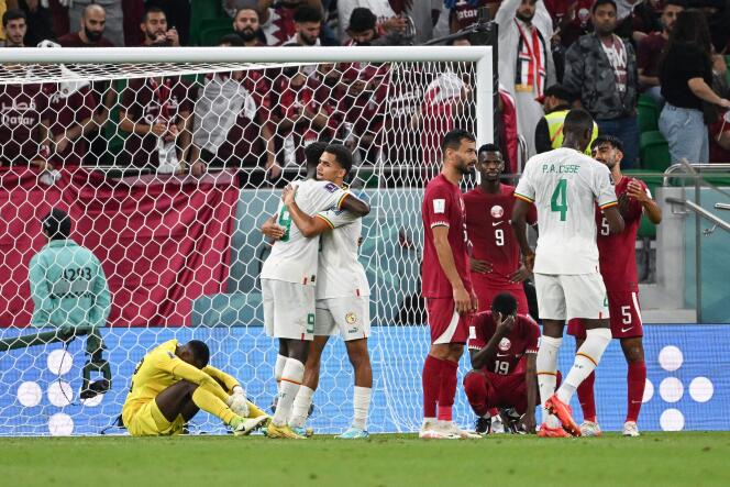 La déception des joueurs du Qatar, après leur défaite face au Sénégal (3-1) vendredi 25 novembre, leur deuxième en autant de matchs à la Coupe du monde. 