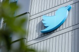 le logo de Twitter sur la façade du siège social de l’entreprise, à San Francisco, le 28 octobre 2022. 