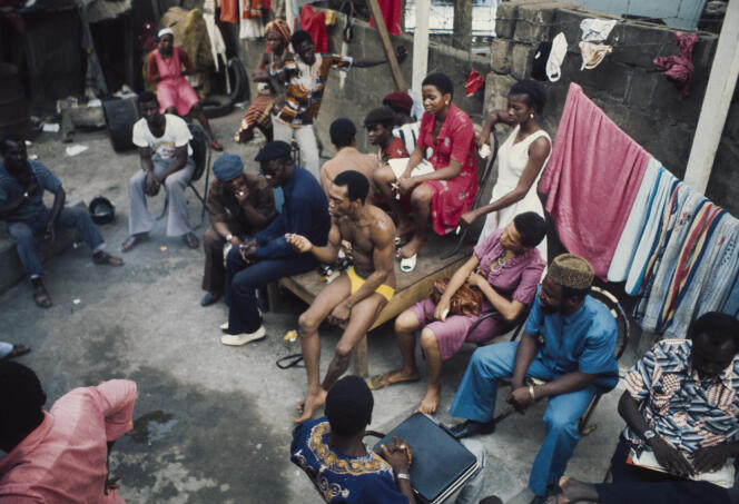 Fela dans la République de Kalakuta, à Lagos, en 1975.