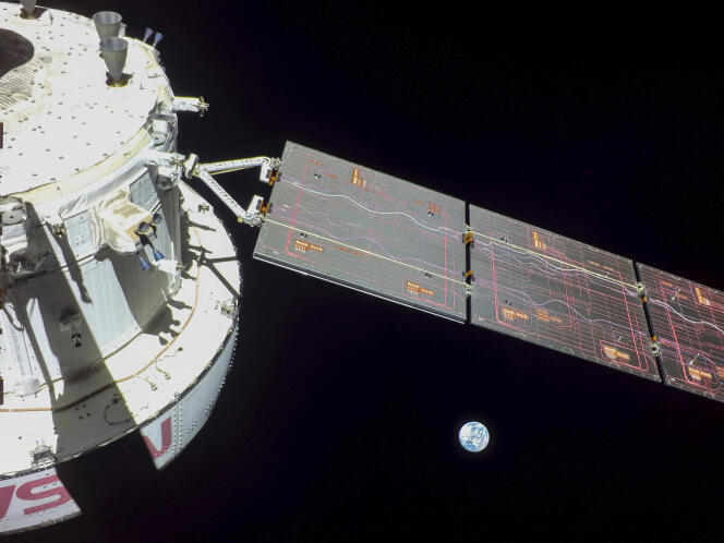 Cette image fournie par la NASA montre les images du neuvième jour de vol que le vaisseau spatial Orion a capturées en regardant la Terre grâce à une caméra montée sur l’un de ses panneaux solaires.