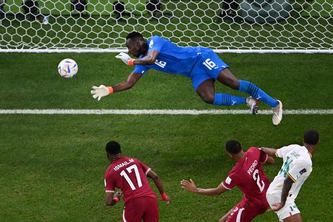 Le gardien de but sénégalais Edouard Mendy fait un arrêt pendant un match du groupe A de la Coupe du monde entre le Qatar et le Sénégal à Doha, le 25 novembre 2022.