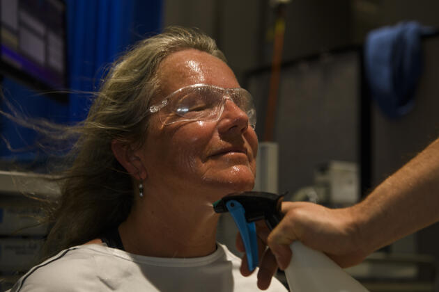 Jane Twomey takes part in an experiment where she is subjected to three hours of intense heat at 45°C.  At the Heat and Health Research Incubator of the Faculty of Medicine of the University of Sydney (Australia), on November 16, 2022.