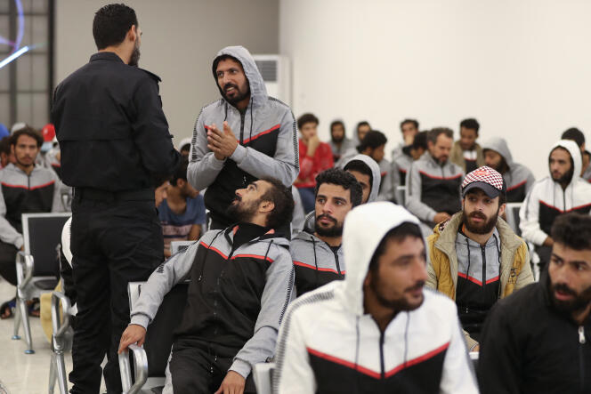 Des migrants de diverses nationalités sont rassemblés à l’intérieur de l’Agence de lutte contre la migration illégale à Tripoli, avant d’être expulsés vers leur pays d’origine, le 24 novembre 2022.