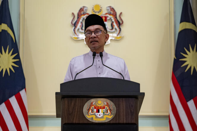Le nouveau premier ministre malais, Anwar Ibrahim, lors d’une conférence de presse dans ses bureaux à Putrajaya, le 25 novembre 2022.
