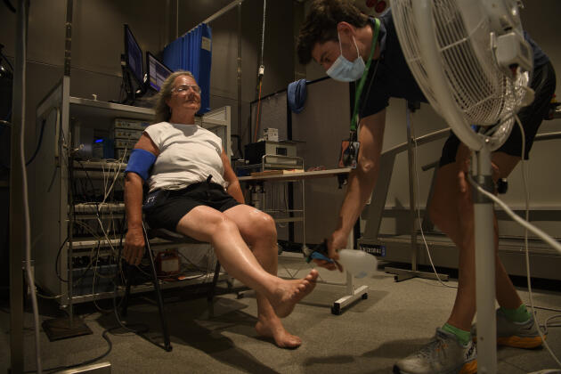 During the three-hour intense heat experience, Jane Twomey is cooled with only a fan, a spray of water every five minutes, and the occasional glass of water.  In Sydney (Australia), on November 16, 2022.
