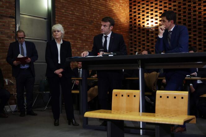 Emmanuel Macron aux côtés d’Isabelle Rome, ministre déléguée à l’égalité femmes-hommes, au tribunal judiciaire de Dijon, le 25 novembre 2022.