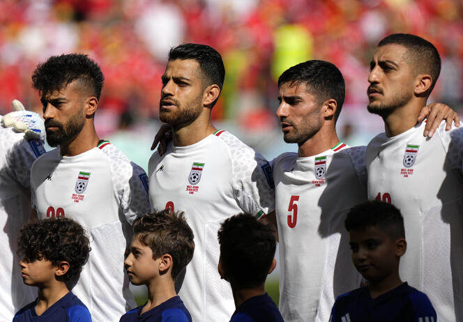 Los jugadores iraníes cantan el himno nacional de su país antes del partido contra Gales en el Grupo B de la Copa Mundial de la FIFA en Doha el 25 de noviembre de 2022.