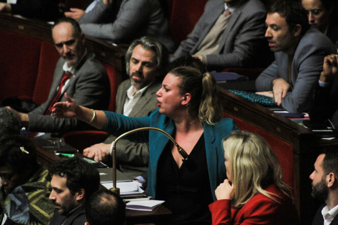 Mathilde Panot, présidente du groupe La France insoumise à l’Assemblée nationale, lors du débat sur la réintégration des membres du personnel soignant non vaccinés, le 24 novembre 2022. 