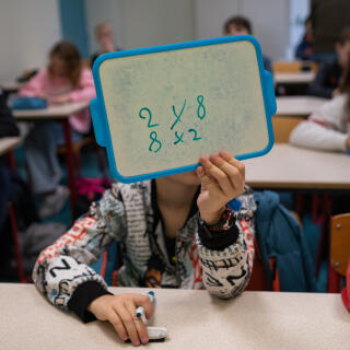 Un élève de sixième révise ses tables de multiplication lors d'un exercice au Collège Jean Moulin, Formerie (Oise), le 17 novembre 2022.