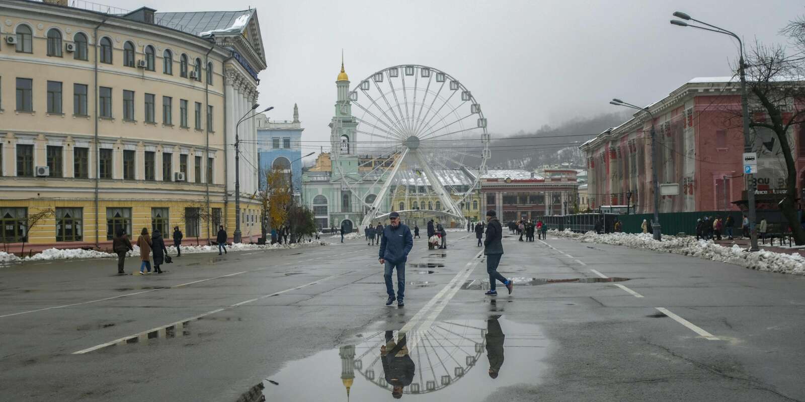 Des passants dans le quartier de Padolsky à Kiev, 25 novembre 2022.