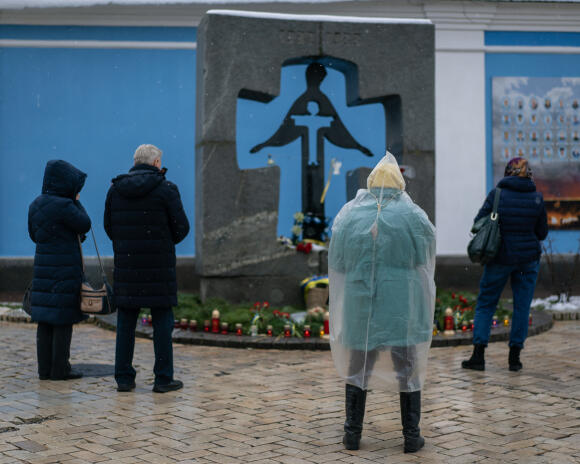 Devant un monument commémoratif du 90e anniversaire de l'Holodomor, place Mykhailivska, à Kiev, le 26 novembre.