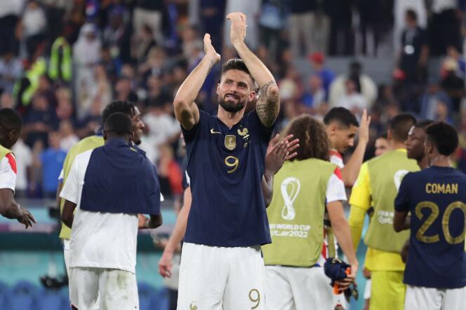 L'attaquant des Bleus Olivier Giroud salue les supporters français après la victoire contre le Danemark, au stade 974 de Doha, au Qatar, le 26 novembre 2022.