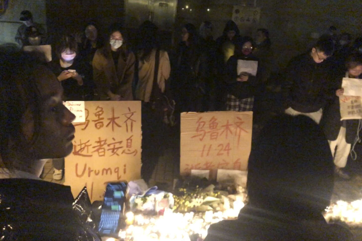 Chine : à Shanghaï, des centaines de jeunes manifestent contre la politique « zéro Covid » après le drame d’Urumqi