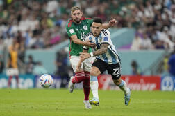 Lautaro Martinez et Hector Herrera au duel lors d’Argentine-Mexique, samedi 26 novembre à Lusail (Qatar). (AP Photo/Ariel Schalit)