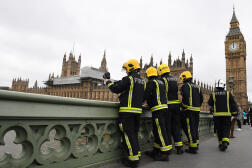 Des membres de la brigade des pompiers sur le pont de Westminster, à Londres, en mars 2017. 