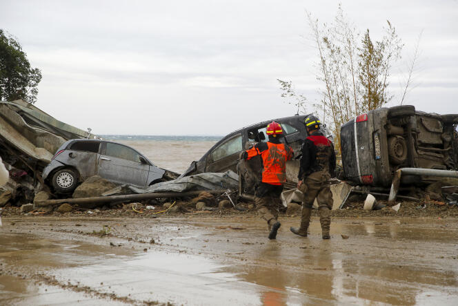 Des sauveteurs inspectent des véhicules endommagés après que de fortes pluies ont provoqué des glissements de terrain à Casamicciola Terme, sur l’île d’Ischia (Italie), le 26 novembre 2022.