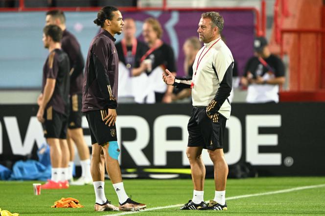 Leroy Sané en pleine discussion avec le coach de la sélection allemande, Hans-Dieter Flick, le 26 novembre, lors d’un entraînement de la Mannschaft à Doha.