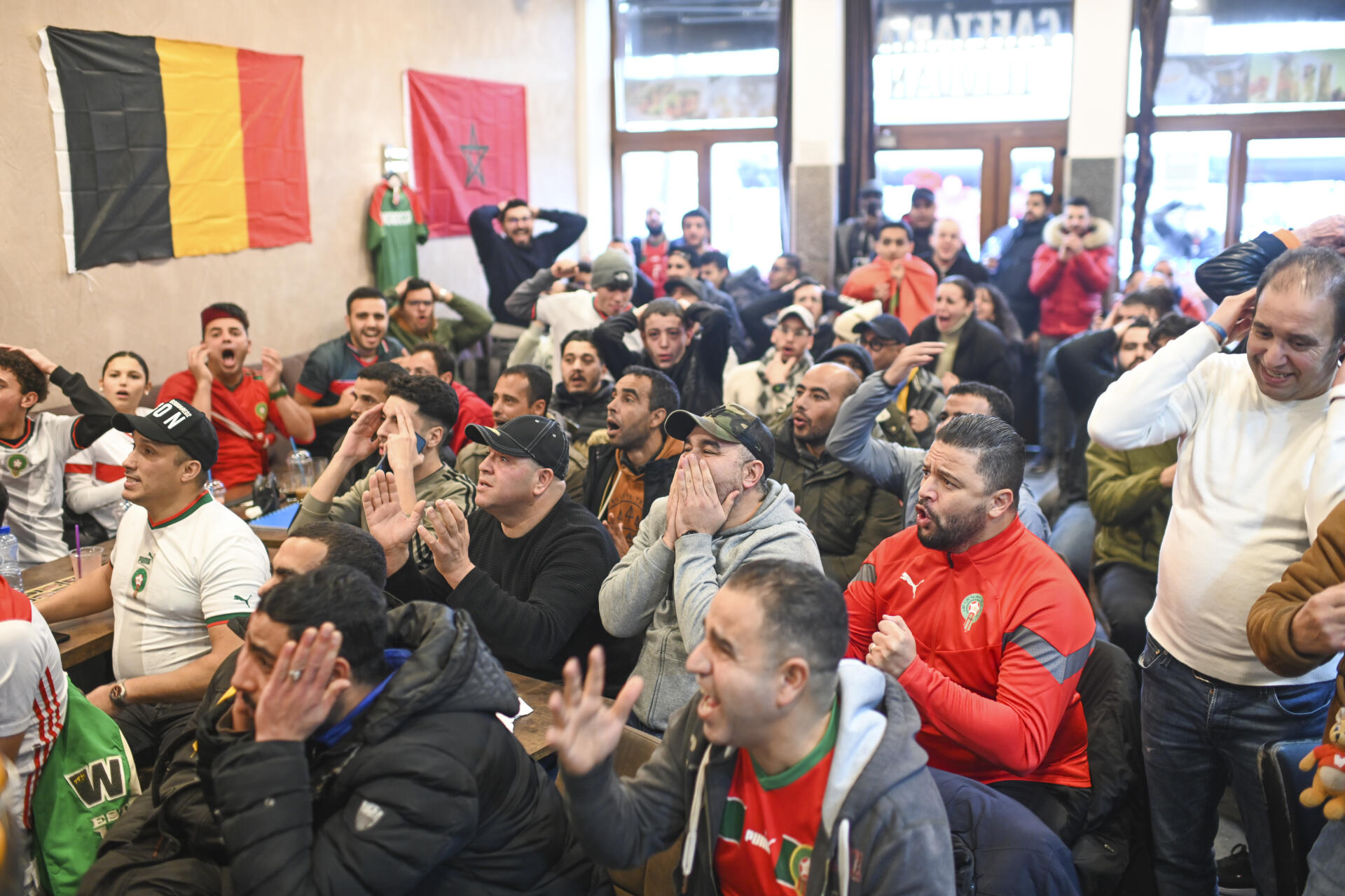 Emotions durant la projection du match Croatie-Maroc au café Tétouan, le 23 novembre.