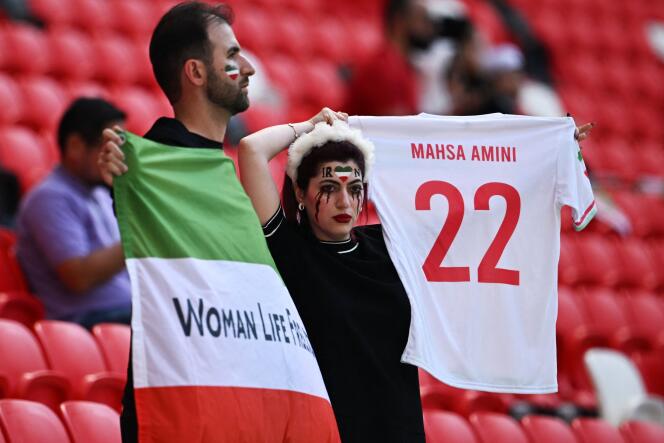 Des supporteurs iraniens dans le stade Ahmad-Bin-Ali, au Qatar, avant le match entre le Pays  de Galles  et l’Iran, le 25  novembre 2022.