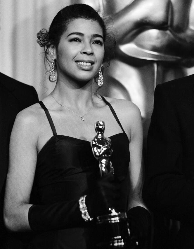Irene Cara reçoit l’Oscar de la meilleure chanson originale, à Los Angeles, le 9 avril 1984.