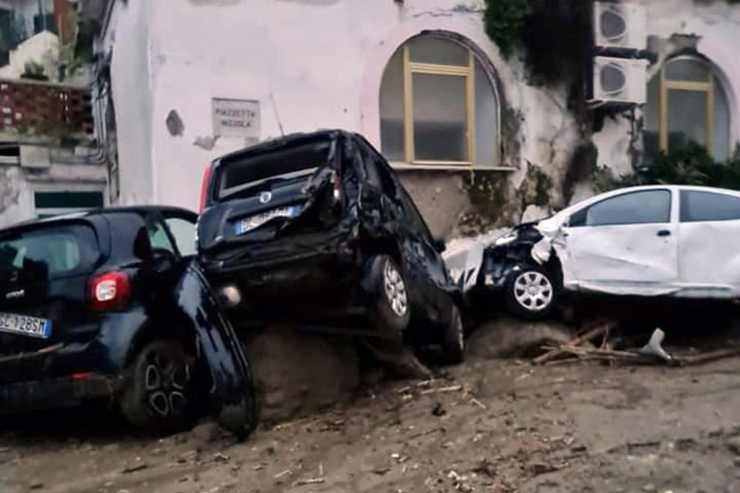 In Italia mancano i dispersi dopo una frana sull’isola di Ischia