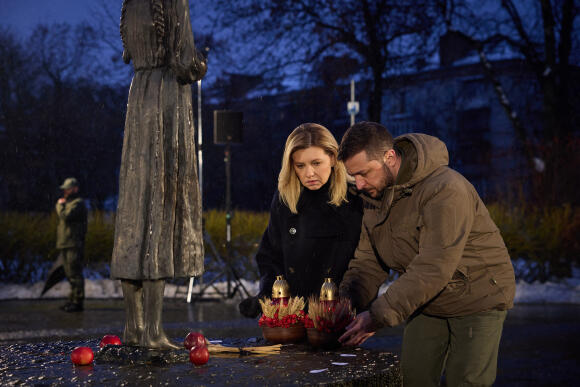 Volodymyr Zelensky et son épouse devant un monument dédié aux victimes de la famine, le 26 novembre 2022.