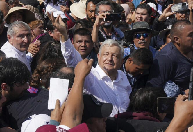 Le président du Mexique Andres Manuel Lopez Obrador, fend la foule pour rejoindre la place du Zocalo à Mexico. Le 27 novembre.
